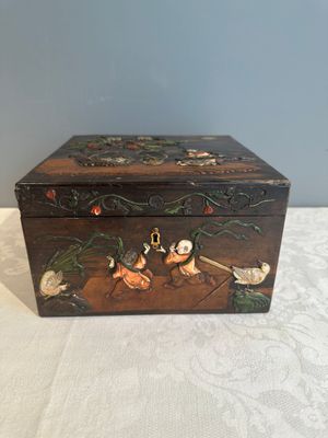 A square Chinese embellished and lacquered wooden box depicting a musician and two boys, Qing — foto 6
