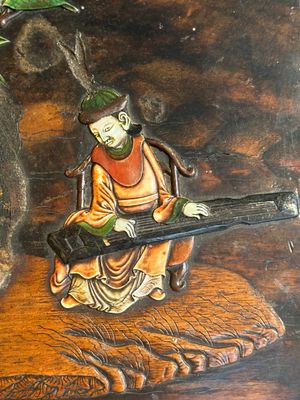 A square Chinese embellished and lacquered wooden box depicting a musician and two boys, Qing — foto 7
