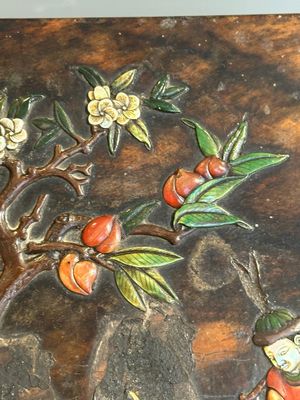 A square Chinese embellished and lacquered wooden box depicting a musician and two boys, Qing — foto 8