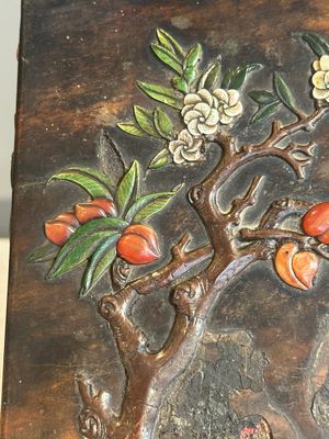 A square Chinese embellished and lacquered wooden box depicting a musician and two boys, Qing — foto 9