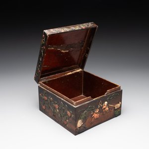 A square Chinese embellished and lacquered wooden box depicting a musician and two boys, Qing — foto 2