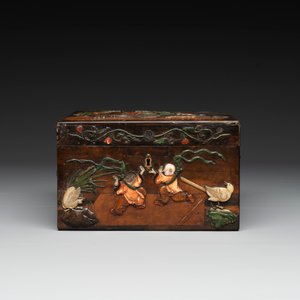 A square Chinese embellished and lacquered wooden box depicting a musician and two boys, Qing — foto 3