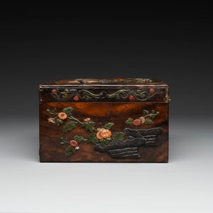 A square Chinese embellished and lacquered wooden box depicting a musician and two boys, Qing — foto 4