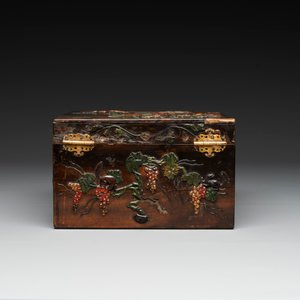A square Chinese embellished and lacquered wooden box depicting a musician and two boys, Qing — foto 5