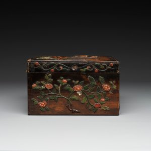 A square Chinese embellished and lacquered wooden box depicting a musician and two boys, Qing — foto 6