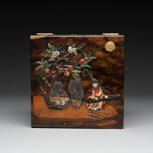 A square Chinese embellished and lacquered wooden box depicting a musician and two boys, Qing — foto 7