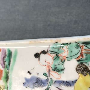 A square Chinese famille rose brush pot on wooden stand, Yongzheng/Qianlong — photo 11