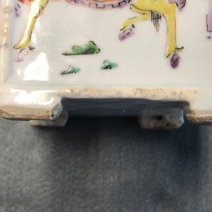 A square Chinese famille rose brush pot on wooden stand, Yongzheng/Qianlong — photo 13