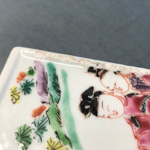 A square Chinese famille rose brush pot on wooden stand, Yongzheng/Qianlong — photo 16