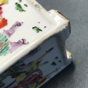 A square Chinese famille rose brush pot on wooden stand, Yongzheng/Qianlong — photo 18