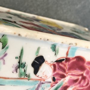 A square Chinese famille rose brush pot on wooden stand, Yongzheng/Qianlong — photo 20
