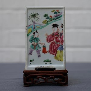 A square Chinese famille rose brush pot on wooden stand, Yongzheng/Qianlong — photo 25