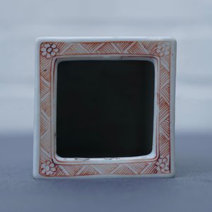 A square Chinese famille rose brush pot on wooden stand, Yongzheng/Qianlong — photo 29