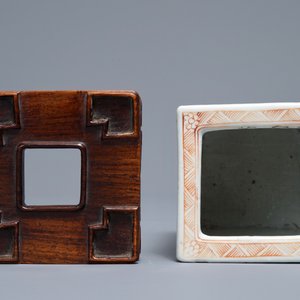 A square Chinese famille rose brush pot on wooden stand, Yongzheng/Qianlong — photo 6
