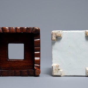 A square Chinese famille rose brush pot on wooden stand, Yongzheng/Qianlong — photo 7