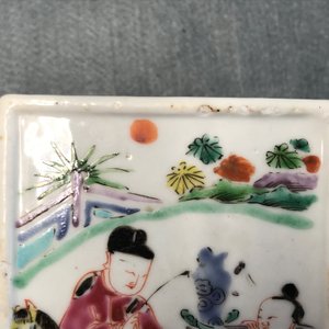 A square Chinese famille rose brush pot on wooden stand, Yongzheng/Qianlong — photo 10