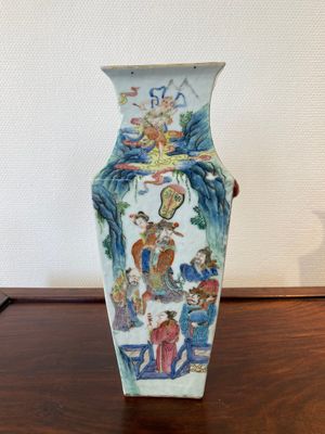 A square Chinese famille rose 'immortals' vase, 19th C. — 照片 1
