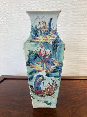 A square Chinese famille rose 'immortals' vase, 19th C. — 照片 3