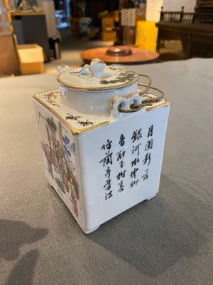 A square Chinese famille rose 'scholars' teapot, signed Jiang Yuqing 蔣玉卿, Tongzhi mark and of the period — photo 2