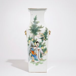 A square Chinese famille rose vase with a couple in a garden, 19/20th C. — photo 1