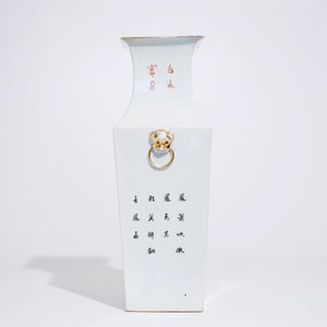 A square Chinese famille rose vase with a couple in a garden, 19/20th C. — photo 2