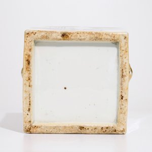 A square Chinese famille rose vase with a couple in a garden, 19/20th C. — photo 5