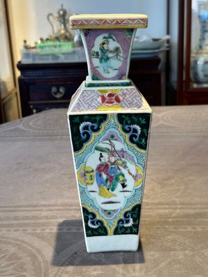 A square Chinese famille rose 'Xi Xiang Ji' vase, Yongzheng — photo 1