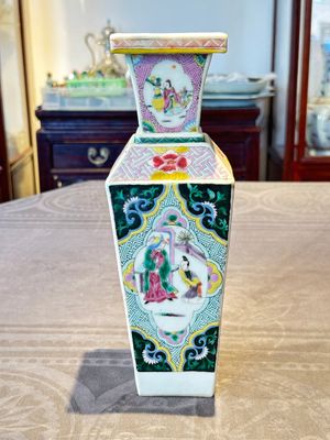 A square Chinese famille rose 'Xi Xiang Ji' vase, Yongzheng — foto 2