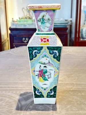 A square Chinese famille rose 'Xi Xiang Ji' vase, Yongzheng — foto 3