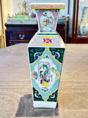 A square Chinese famille rose 'Xi Xiang Ji' vase, Yongzheng — foto 4