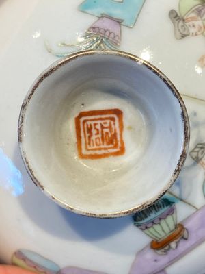 A square Chinese famille verte vase, two famille rose vases and a covered bowl, 19th C. — photo 11