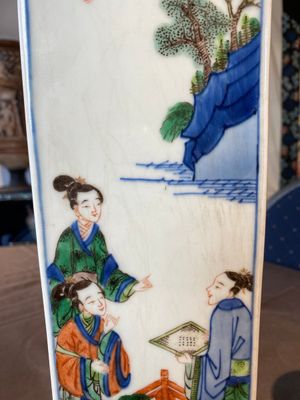 A square Chinese famille verte vase, two famille rose vases and a covered bowl, 19th C. — photo 2