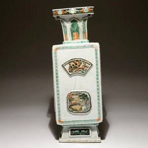 A square Chinese famille verte vase with applied panels, Kangxi — photo 2
