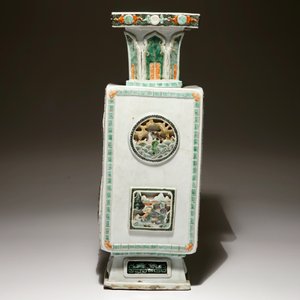 A square Chinese famille verte vase with applied panels, Kangxi — photo 3
