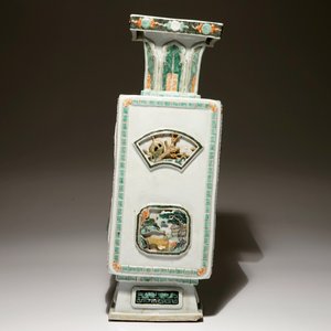 A square Chinese famille verte vase with applied panels, Kangxi — photo 4