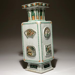 A square Chinese famille verte vase with applied panels, Kangxi — photo 7