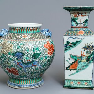A square Chinese famille verte 'warriors' vase and a wucai 'mythical beasts' vase, 19th C. — 照片 3