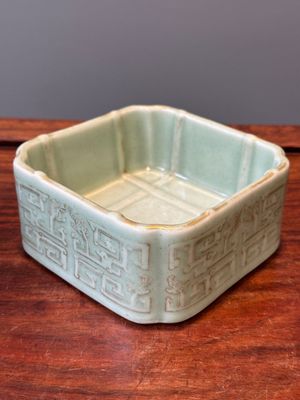A square Chinese gilt monochrome celadon-glazed 'dragon' bowl, Daoguang mark and of the period — photo 3