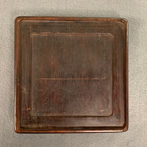A square Chinese inscribed wood-encased duan inkstone, 19/20th C. — photo 12
