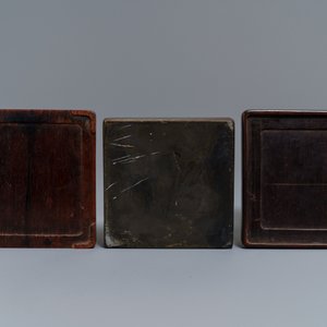A square Chinese inscribed wood-encased duan inkstone, 19/20th C. — photo 5