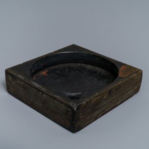 A square Chinese inscribed wood-encased duan inkstone, 19/20th C. — photo 6