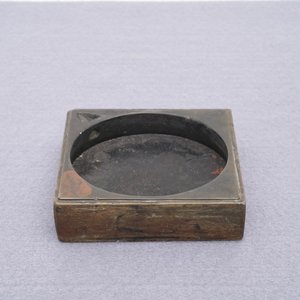 A square Chinese inscribed wood-encased duan inkstone, 19/20th C. — photo 8