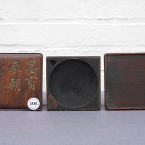 A square Chinese inscribed wood-encased duan inkstone, 19/20th C. — photo 9