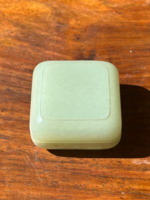 A square Chinese jade box and cover, 18/19th C. — photo 1