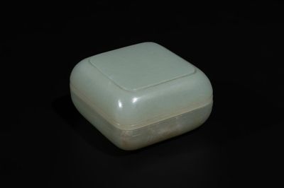 A square Chinese jade box and cover, 18/19th C.