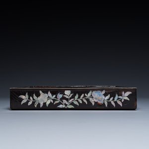 A square Chinese mother-of-pearl-inlaid black lacquer tray, 18th C. — photo 7