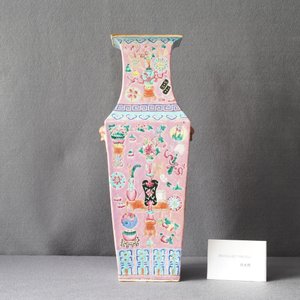 A square Chinese pink-ground famille rose 'antiquities' vase, 19th C. — 照片 11
