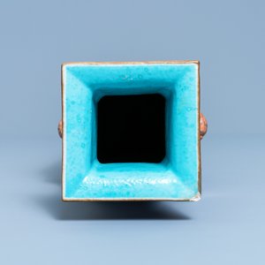 A square Chinese pink-ground famille rose 'antiquities' vase, 19th C. — 照片 5