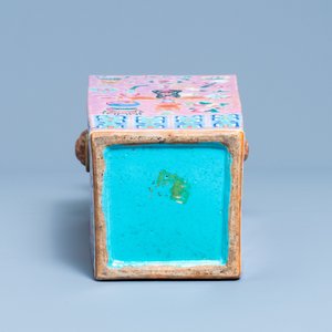 A square Chinese pink-ground famille rose 'antiquities' vase, 19th C. — 照片 6