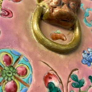 A square Chinese pink-ground famille rose 'antiquities' vase, 19th C. — photo 11
